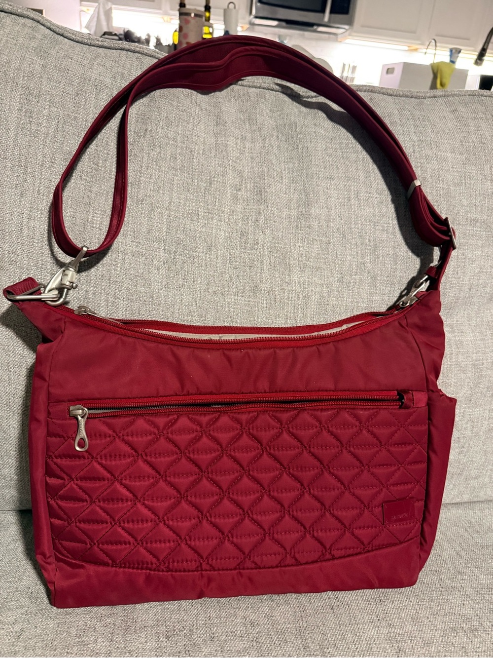 Pacsafe City safe CS-series Crossbody Shoulder Bag in Burgundy